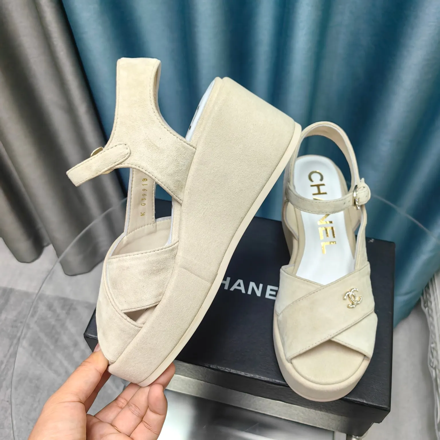 👟👟Ex-factory price 540👟👟 Top version Chanel/Chanel 24ss thick-soled lame-heeled sandals Material ☑️Fabric: patent leather/sheep ☑️Lining: sheepskin ☑️Outsole: original outsole ☑️Heel height: 7.5cm ☑️Number of yards: 35-40